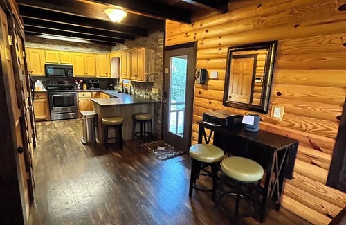 Etoile Cabina | Charming 3-bedroom cabin with AC and WiFi at Barren River Lake in Lucas, KY