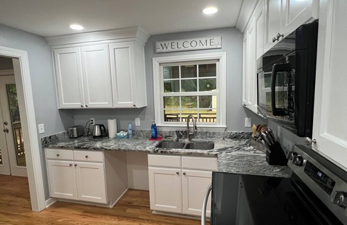 Toddville Road Cabaña | Charming 3-bedroom cottage in pleasant Charlotte with AC, WiFi