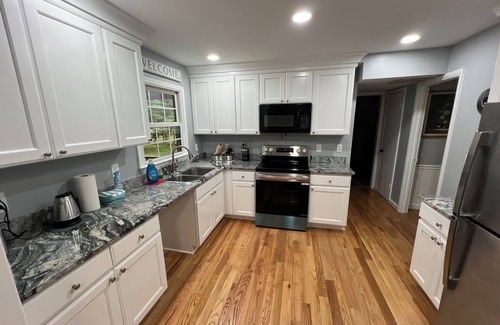 Toddville Road Cabaña | Charming 3-bedroom cottage in pleasant Charlotte with AC, WiFi