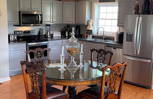 Rippon Cabaña | Charming 3-bedroom cottage located on historic Seaton Place Farm in Delaplane VA