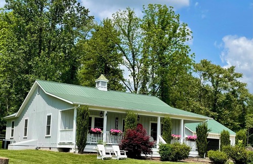 Rippon Cabaña | Charming 3-bedroom cottage located on historic Seaton Place Farm in Delaplane VA