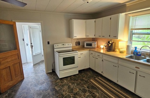 Lancaster Casa | Charming 3-bedroom country house with AC, WiFi in Lancaster.