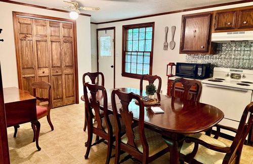 Sassafras Casa | Charming 3-bedroom Cottage with AC, WiFi in quaint Sassafras/Red Oak.