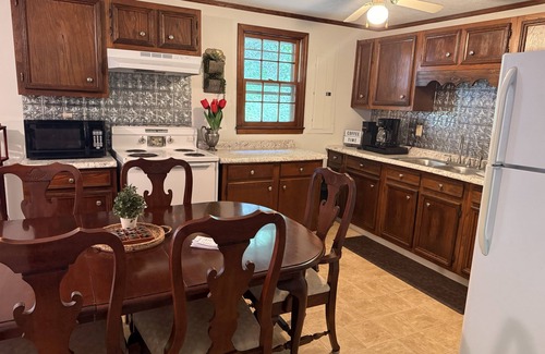 Sassafras Casa | Charming 3-bedroom Cottage with AC, WiFi in quaint Sassafras/Red Oak.