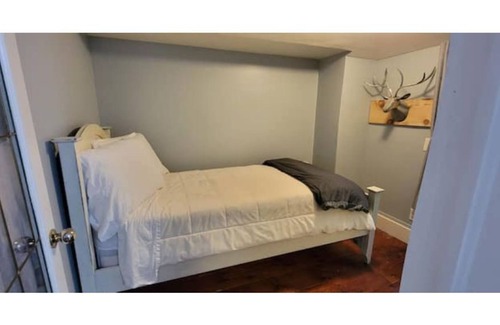 Jordan Cabina | Charming 3 bedroom cottage on Niagara Escarpment