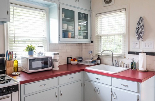 North Decatur Cabaña | Charming 3-bedroom cottage in delightful Decatur with King bed