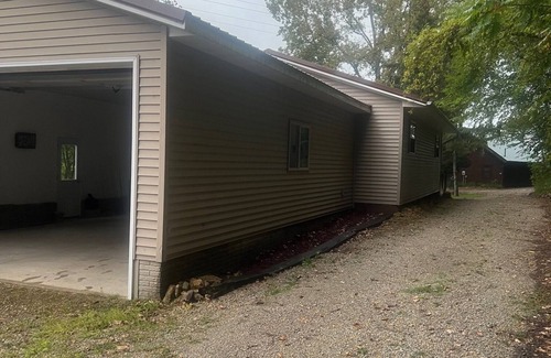 Lansing Cabaña | Charming 3-bedroom cottage with a river view in the bluffs just south of Lansing