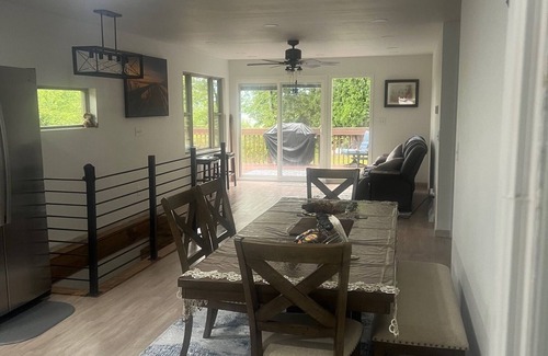 Lansing Cabaña | Charming 3-bedroom cottage with a river view in the bluffs just south of Lansing
