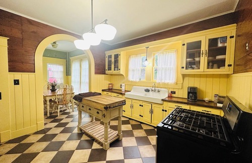 Sulphur Cabaña | Charming 3-bedroom cottage in Downtown Sulphur