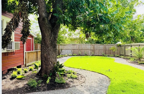 Sulphur Cabaña | Charming 3-bedroom cottage in Downtown Sulphur