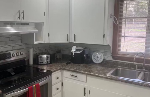 Mobile Cabaña | Charming 3-bedroom cottage with WiFi, AC nears parks and shopping