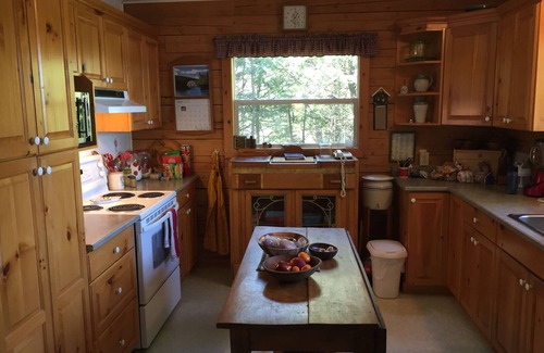 Arden Cabaña | Charming 3-bedroom cottage/home overlooking Big Gull Lake in Central Frontenac