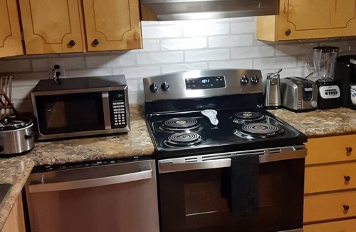 Lydia Cabaña | Charming 3-bedroom cottage with WiFi and AC in wonderful McBee GYM AND HOT TUB