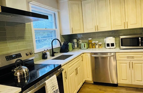 Princeton Casa | Charming 3-bedroom estate in Downtown Princeton with Free Parking