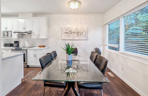 Sunnyside Casa | Charming 3-Bedroom Escape, Walk to the Bow River