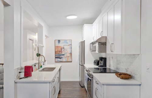 Sunnyside Casa | Charming 3-Bedroom Escape, Walk to the Bow River