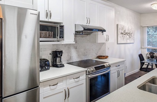 Sunnyside Casa | Charming 3-Bedroom Escape, Walk to the Bow River