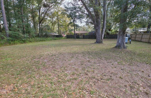 Fellowship Casa | Charming 3-bedroom estate in wonderful Ocala with WiFi, AC, TV, and Work space.