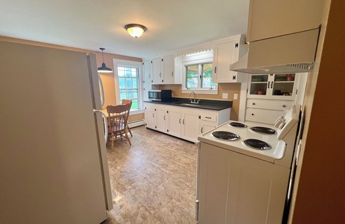 Northfield Otro | Charming 3-bedroom farmhouse in fantastic Northfield with WiFi, AC