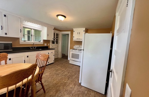 Northfield Otro | Charming 3-bedroom farmhouse in fantastic Northfield with WiFi, AC