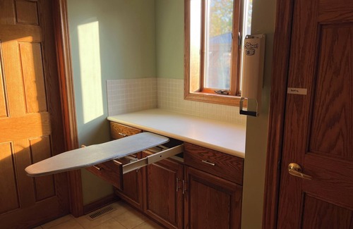 West Lincoln Casa | Charming 3-bedroom farmhouse with AC and WiFi in Dunnville