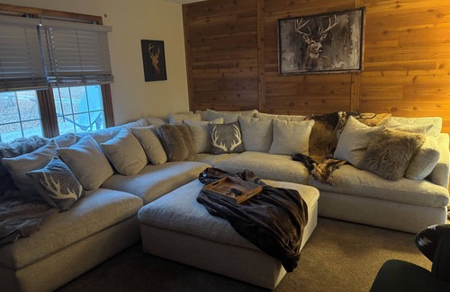 Saline County Otro | Charming 3-bedroom farmhouse with WiFi, Heat AC in wonderful Stonefort Illinois.