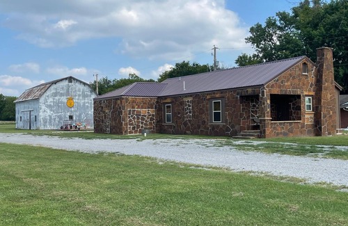 Dewey Casa | Charming 3-bedroom Family friendly house in pleasant Dewey, OK.