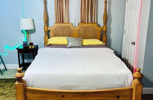 Valdosta Otro | Charming 3-bedroom farmhouse in Valdosta with AC, WiFi, Jacuzzi Tub