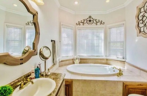 Valdosta Otro | Charming 3-bedroom farmhouse in Valdosta with AC, WiFi, Jacuzzi Tub