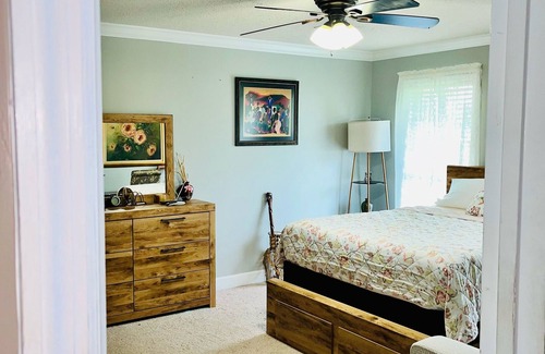 Valdosta Otro | Charming 3-bedroom farmhouse in Valdosta with AC, WiFi, Jacuzzi Tub