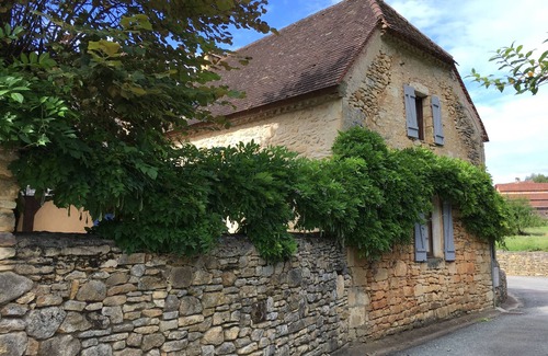 Berbiguieres Casa | Encantadora casa de 3 dormitorios con jardín y piscina en el corazón del pueblo medieval