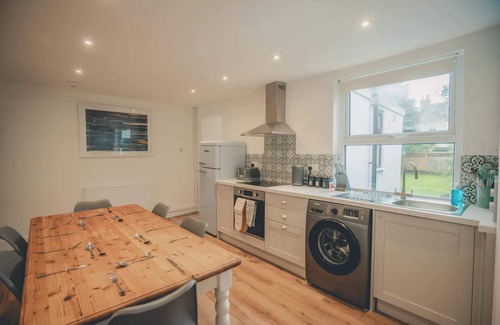Old Trafford Casa | Charming 3 Bedroom Home with Garden in Banbury