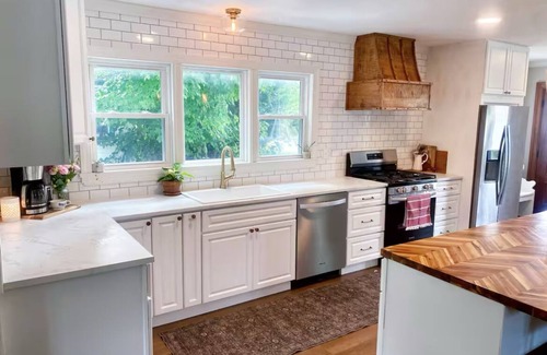 Gouverneur Casa | Charming 3-bedroom house in Gouverneur with private basketball court.