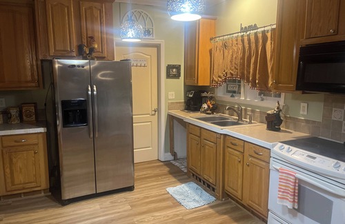 Holly Ridge Casa | Charming 3-bedroom house in welcoming Holly Ridge with WiFi, AC. Pet friendly