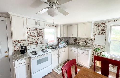 Honea Path Casa | Charming 3-bedroom house with WiFi, AC, private backyard in tranquil Honea Path