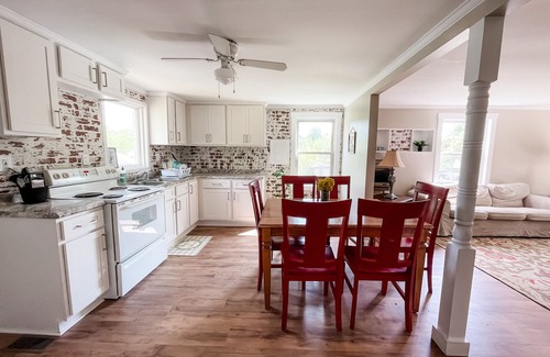 Honea Path Casa | Charming 3-bedroom house with WiFi, AC, private backyard in tranquil Honea Path