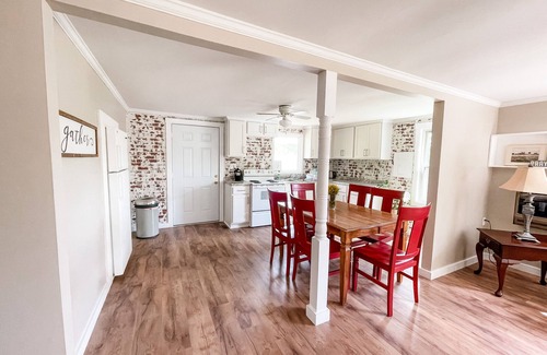 Honea Path Casa | Charming 3-bedroom house with WiFi, AC, private backyard in tranquil Honea Path