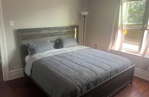 Perry North Casa | Charming 3-bedroom house in Pittsburgh with WiFi 10 Min to Stadiums 2 King Beds