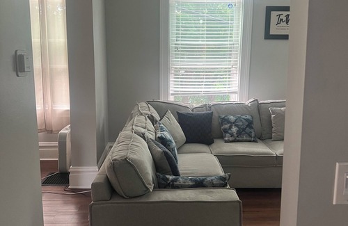 Perry North Casa | Charming 3-bedroom house in Pittsburgh with WiFi 10 Min to Stadiums 2 King Beds