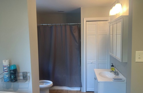 Perry North Casa | Charming 3-bedroom house in Pittsburgh with WiFi 10 Min to Stadiums 2 King Beds