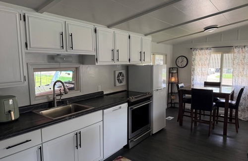 Plentywood Casa | Charming 3-bedroom house in Plentywood with game room and patio with BBQ.