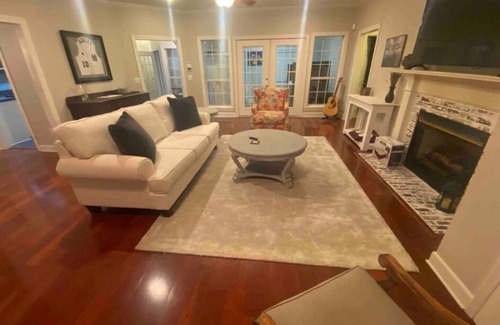 Starkville Casa | Charming 3-bedroom house centrally located in Starkville. Quiet neighborhood.