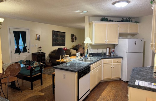 Woodland Hills Casa | Charming 3-bedroom house with WiFi, AC in delightful Tuscaloosa close to campus