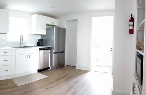 Winchester Casa | Charming 3-bedroom house with porch and yard in Winchester