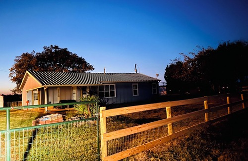 Gober Casa | Charming 3-bedroom house in delightful Wolfe City with AC, WiFi