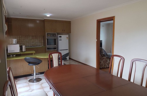 Werribee South Casa | Charming 3-Bedroom Holiday Home Near Tourist Attractions