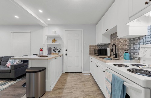 Crystal Beach Casa | Charming 3-Bedroom House with WiFi, AC & Hot Tub in Brilliant Crystal Beach