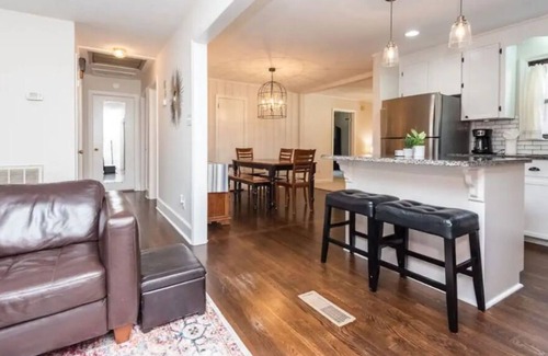 East Forest Chalet De Esquí | Charming 3 bedroom house close to uptown Charlotte