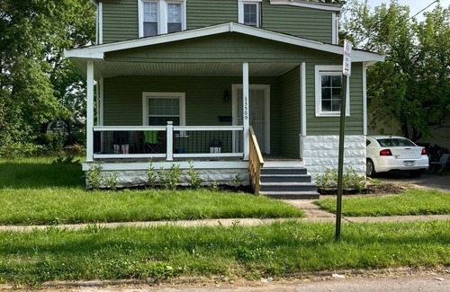 Garfield Heights Casa | CHARMING 3-BEDROOM HOUSE/ A ROOM FOR RENT, with WiFi, AC in lovely Cleveland.