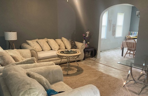 Garfield Heights Casa | CHARMING 3-BEDROOM HOUSE/ A ROOM FOR RENT, with WiFi, AC in lovely Cleveland.